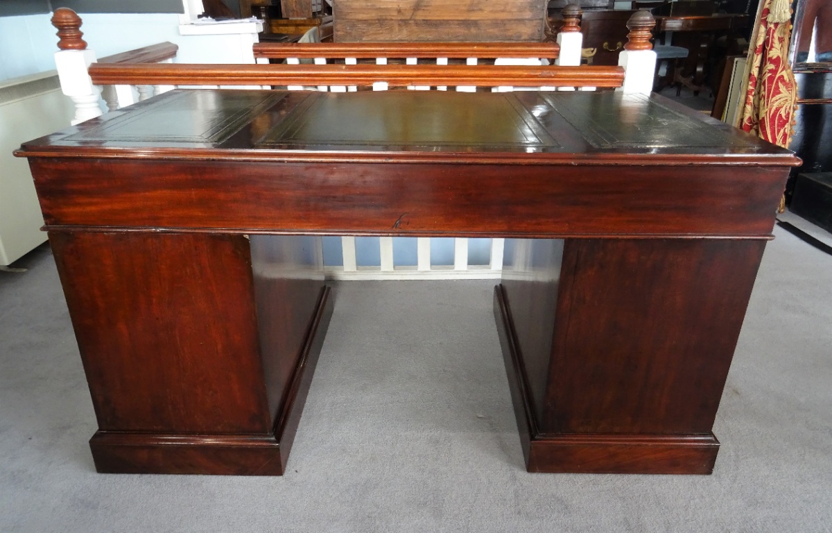 Pedestal Desk  (20).JPG